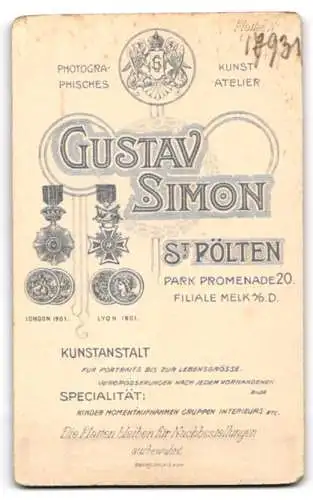 Fotografie Gustav Simon, St. Pölten, Park Promenade 20, Portrait eines Mannes mit Brille