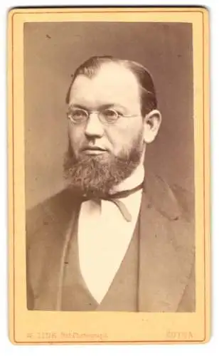 Fotografie Wilhelm Zink, Gotha, Auguststrasse 7, Porträt eines Mannes mit Brille und Bart