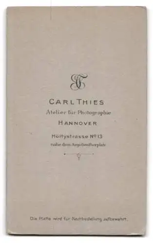 Fotografie Carl Thies, Hannover, Höltystrasse Nr. 13, Porträt eines älteren Herrn mit Brille und Auszeichnung