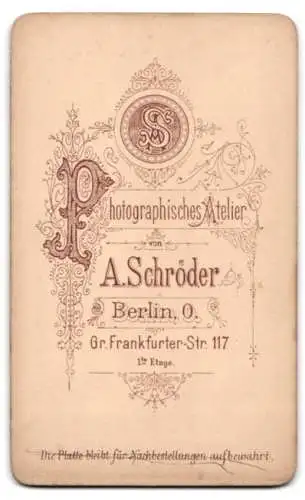 Fotografie A. Schröder, Berlin, Gr. Frankfurter-Str. 117, Porträt eines jungen Mannes mit Schnurrbart