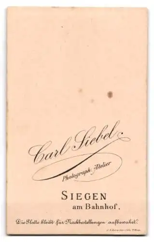 Fotografie Carl Siebel, Siegen, Elegantes Paar in festlicher Kleidung