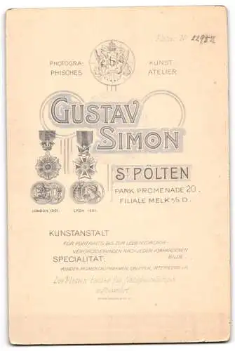 Fotografie Gustav Simon, St. Pölten, Park Promenade 20, Herr mit Brille und Zeitung