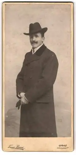 Fotografie Franz Pirnat, Graz, Schönaugasse 7a, Eleganter Herr mit Hut und Handschuhen