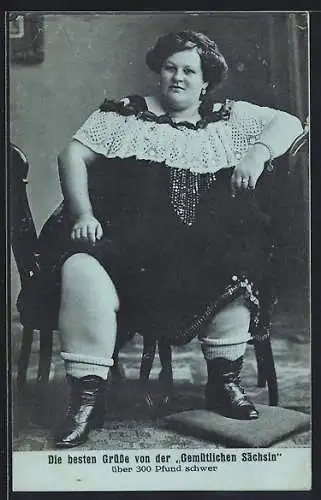 AK Übergewichtige Gemütliche Sächsin sitzt auf 2 Stühlen