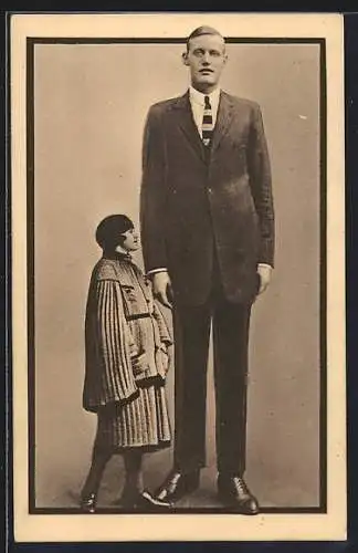 AK Van Albert, riesiger junger Mann neben einer Dame