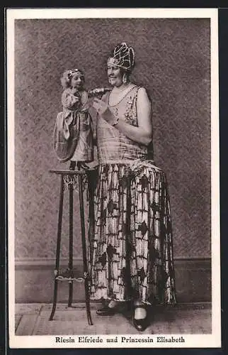 AK Die Riesin Elfriede und die kleinwüchsige Dame Prinzessin Elisabeth