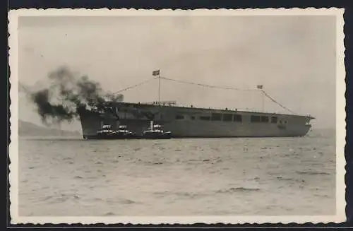 AK Flugzeugträger Graf Zeppelin mit Reichskriegsflagge und Schleppbooten