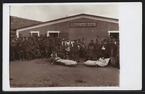 Foto-AK Rabrovo, Feldlazarett, Uniformierte Soldaten vor dem General Posseldt-Haus, 1918