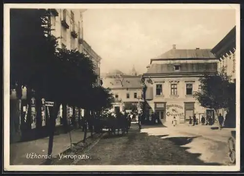 AK Uzhorod, Strassenpartie mit Schuhgeschäft und Passanten