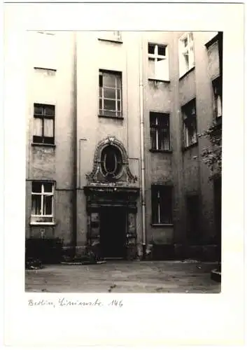 Fotografie Ansicht Berlin, Innenhof mit Eingangstür in der Linienstrasse 146