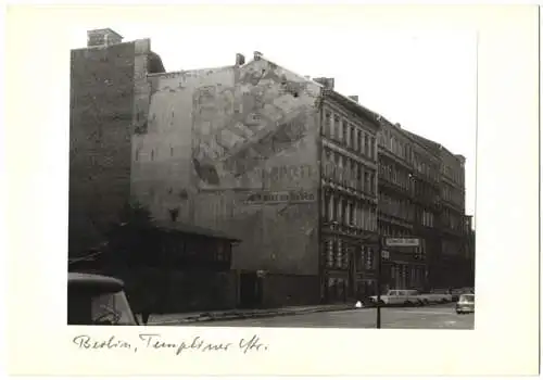 Fotografie Ansicht Berlin, Haus mit Werbung für Kaiser Brikett in der Templiner Strasse / Schwedter Strasse