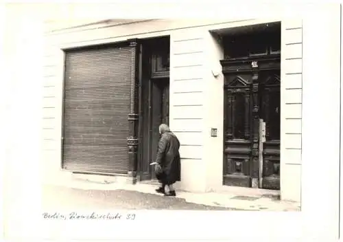 Fotografie Ansicht Berlin, Eingangstür und verschlossenen Laden in der Zionskirchstrasse 39