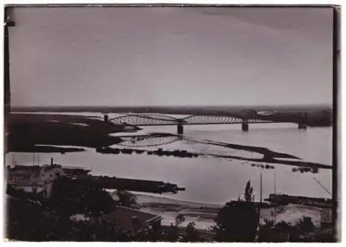 Fotografie unbekannter Fotograf, Ansicht Lauenburg / Elbe, Blick vom Fürstengarten auf die Elbbrücke