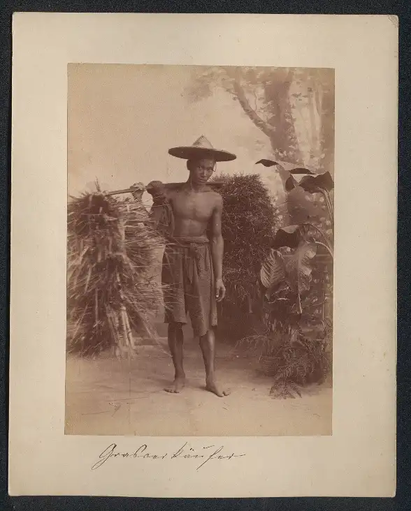 Fotografie Gustav Richard Lambert & Co., Singapur, singapurer Grasverkäufer mit Wickelhose und Strohhut 0