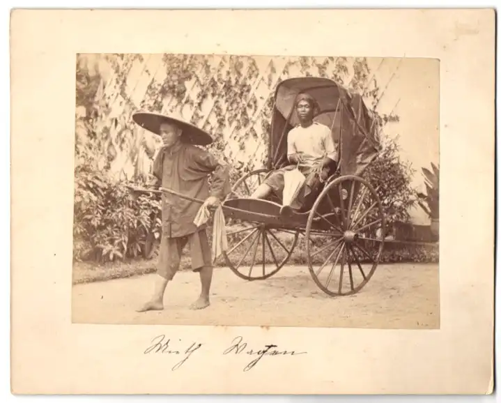 Fotografie Gustav Richard Lambert & Co., Singapur, singapurer Grasverkäufer mit Wickelhose und Strohhut 2
