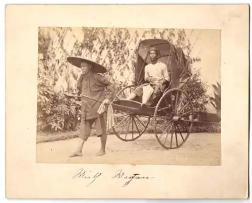 Fotografie Gustav Richard Lambert & Co., Singapur, singapurer Grasverkäufer mit Wickelhose und Strohhut