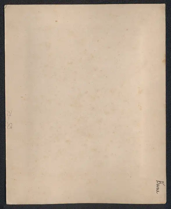 Fotografie Gustav Richard Lambert & Co., Singapur, Asiatischer Teppichhändler mit seinen Waren 1