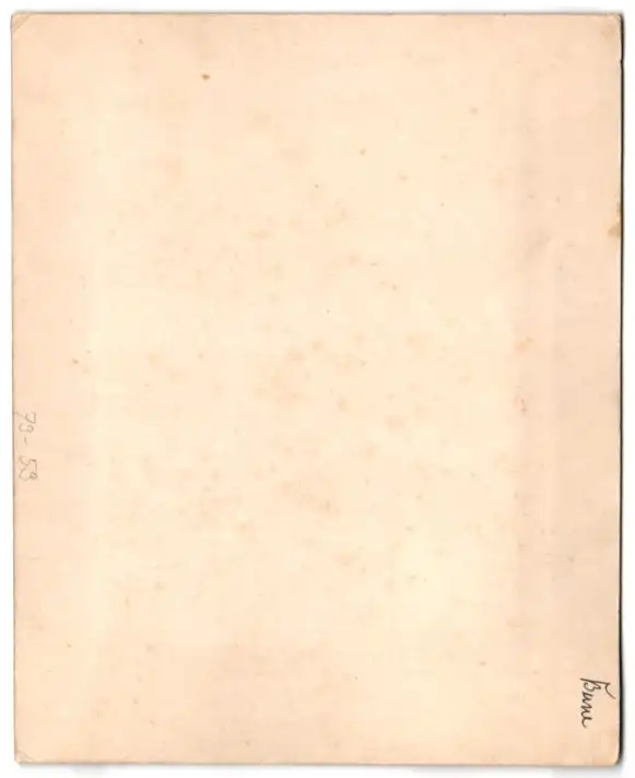 Fotografie Gustav Richard Lambert & Co., Singapur, Asiatischer Teppichhändler mit seinen Waren 3