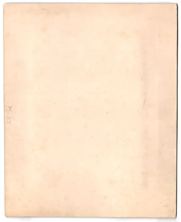 Fotografie Gustav Richard Lambert & Co., Singapur, Asiatischer Teppichhändler mit seinen Waren 4