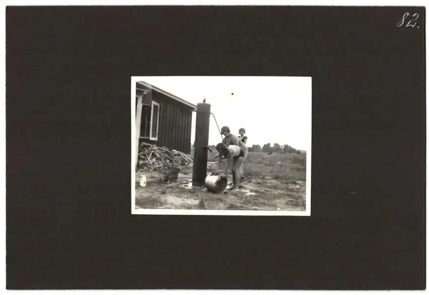 Fotoalbum mit 79 Fotografien Ansicht Hamburg-Uhlenhorst, Schullandheim Uhlenhorst, Bau des Hauses, Einweihung, Mädchen 12