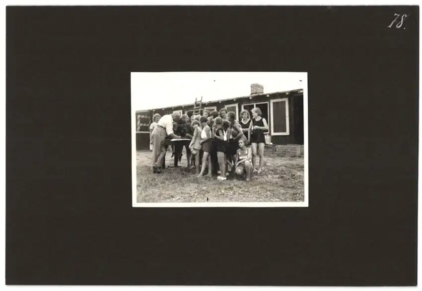 Fotoalbum mit 79 Fotografien Ansicht Hamburg-Uhlenhorst, Schullandheim Uhlenhorst, Bau des Hauses, Einweihung, Mädchen 15