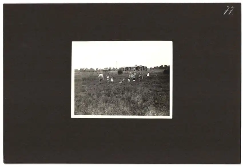 Fotoalbum mit 79 Fotografien Ansicht Hamburg-Uhlenhorst, Schullandheim Uhlenhorst, Bau des Hauses, Einweihung, Mädchen 16