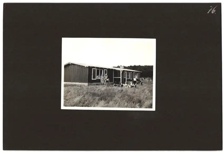 Fotoalbum mit 79 Fotografien Ansicht Hamburg-Uhlenhorst, Schullandheim Uhlenhorst, Bau des Hauses, Einweihung, Mädchen 2