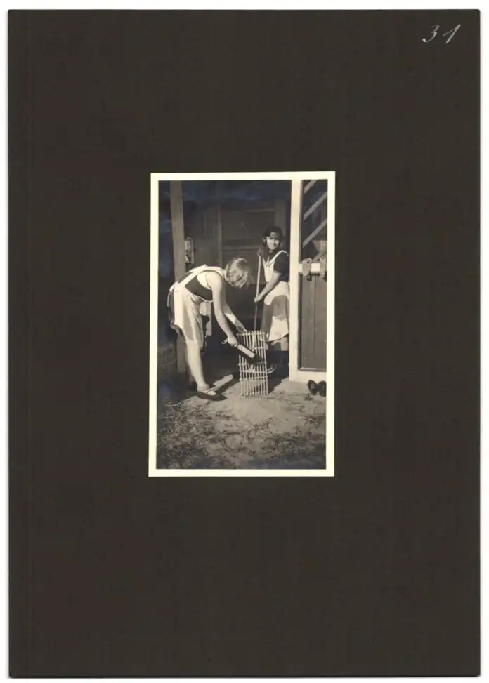 Fotoalbum mit 79 Fotografien Ansicht Hamburg-Uhlenhorst, Schullandheim Uhlenhorst, Bau des Hauses, Einweihung, Mädchen 42