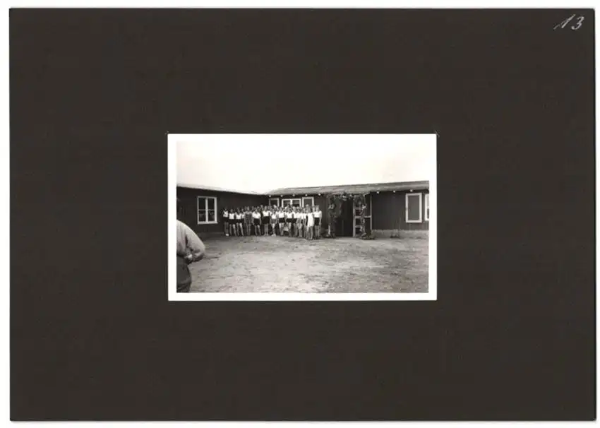 Fotoalbum mit 79 Fotografien Ansicht Hamburg-Uhlenhorst, Schullandheim Uhlenhorst, Bau des Hauses, Einweihung, Mädchen 5