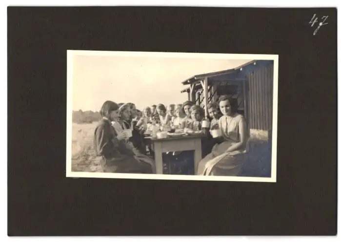 Fotoalbum mit 79 Fotografien Ansicht Hamburg-Uhlenhorst, Schullandheim Uhlenhorst, Bau des Hauses, Einweihung, Mädchen 54