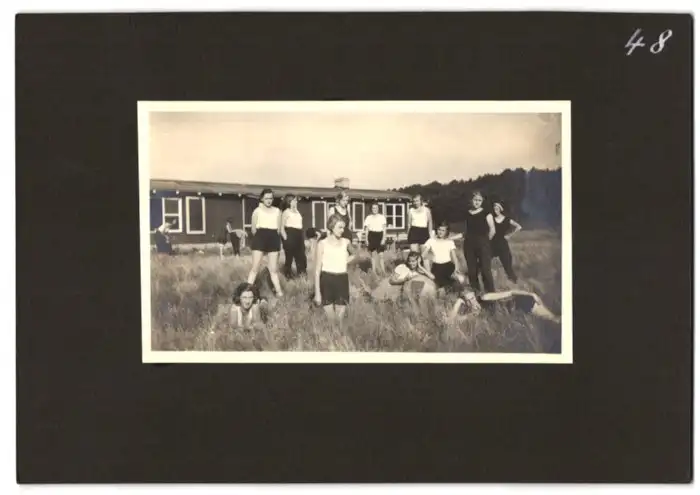 Fotoalbum mit 79 Fotografien Ansicht Hamburg-Uhlenhorst, Schullandheim Uhlenhorst, Bau des Hauses, Einweihung, Mädchen 60