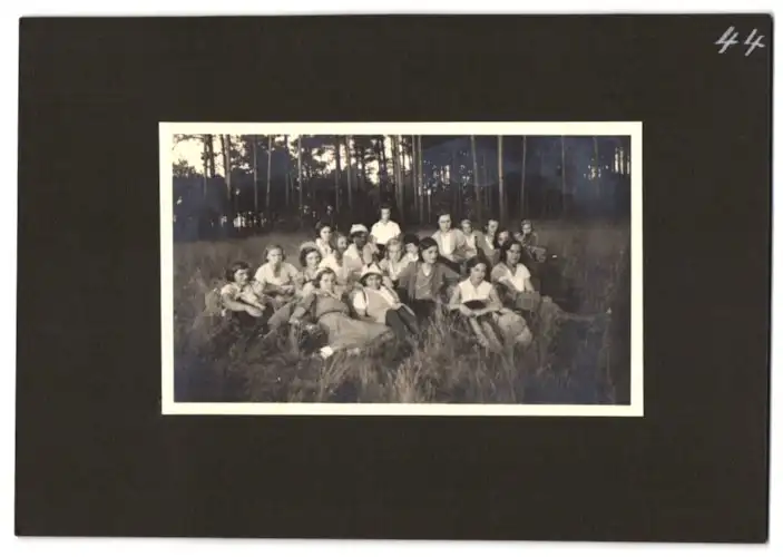 Fotoalbum mit 79 Fotografien Ansicht Hamburg-Uhlenhorst, Schullandheim Uhlenhorst, Bau des Hauses, Einweihung, Mädchen 64