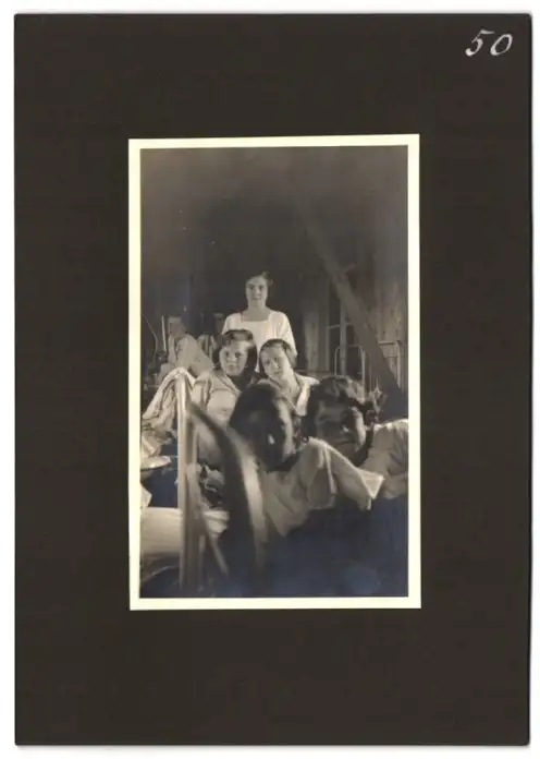 Fotoalbum mit 79 Fotografien Ansicht Hamburg-Uhlenhorst, Schullandheim Uhlenhorst, Bau des Hauses, Einweihung, Mädchen 67