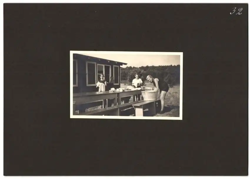 Fotoalbum mit 79 Fotografien Ansicht Hamburg-Uhlenhorst, Schullandheim Uhlenhorst, Bau des Hauses, Einweihung, Mädchen 8