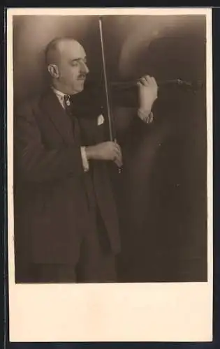 AK Mann im Anzug spielt Geige