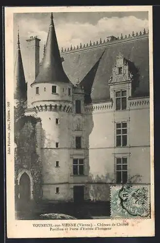 AK Vouneuil-sur-Vienne, Château de Chitré, Pavillon et Porte d`entrée d`honneur