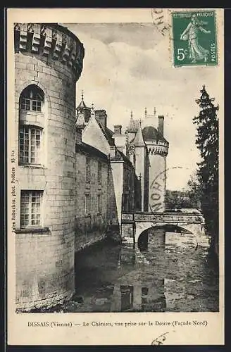 AK Dissais, Le Château, vue prise sur la douve, facade nord