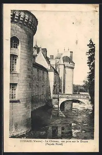 AK Dissais, Le Château, vue prise sur la Douve, Facade Nord