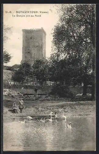 AK Moncontour, Le Donjon pris au Nord avec des enfants et des oies au bord de l`eau