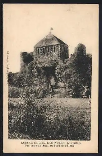 AK Lussac-les-Château, L`Ermitage vue au sud au bord de l`étang