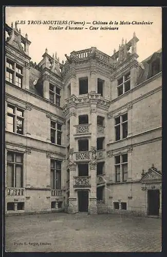 AK Les Trois-Moutiers, Château de la Motte-Chandeniers, Escalier d`honneur et cour intérieure