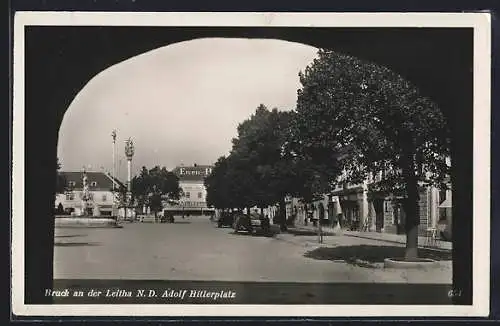 AK Bruck an der Leitha /N. D., platz durch Tor gesehen