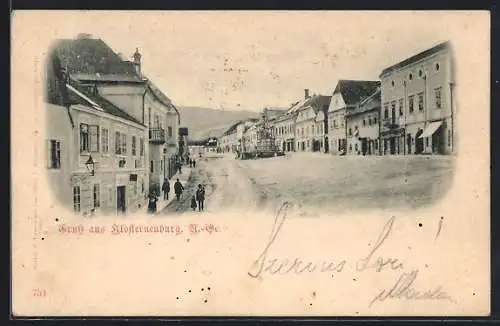 AK Klosterneuburg, Strassenpartie mit Säulendenkmal u. Geschäften