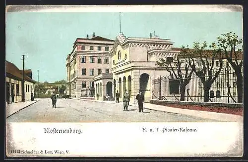 AK Klosterneuburg, K. u. k. Pionier-Kaserne mit Strasse, Soldaten