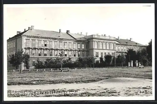 AK St. Pölten, Lehrerbildungsanstalt, von einem Park aus gesehen