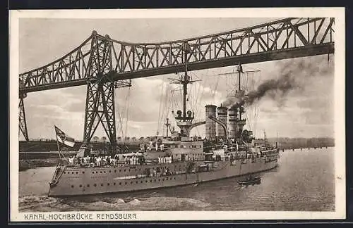 AK Kriegsschiff der Kaiserlichen Marine unterfährt die Hochbrücke in Rendsburg