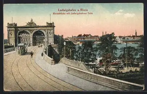 AK Ludwigshafen a. Rhein, Rheinbrücke mit Ludwigshafener Seite und Strassenbahn