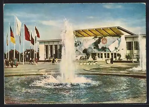 AK Erfurt, 1. Internationale Gartenbauausstellung der sozialistischen Länder 1961, Wasserkunst vor der Haupthalle