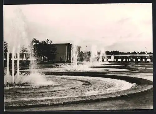 AK Erfurt, 1. Internationale Gartenbauausstellung der sozialistischen Staaten 1961, Ausstellungsgebäude mit Brunnen