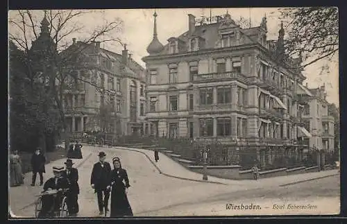 AK Wiesbaden, Strassenpartie am Hotel Hohenzollern
